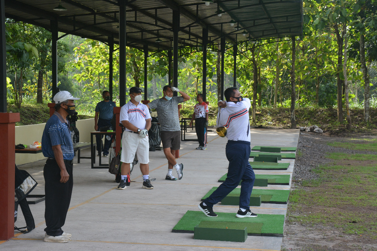 Jaga Stamina, Danrem 073/MKT Kolonel Inf Ari Yulianto, S.I.P Olahraga Golf Bersama